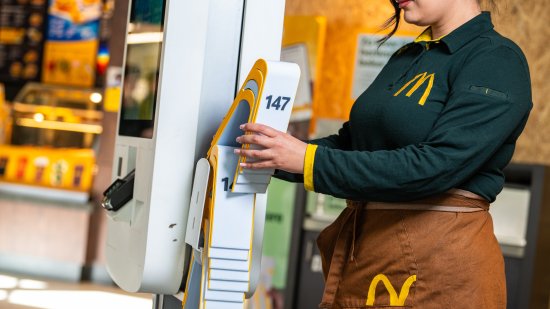 Vrouw plaatst bordje in fastfoodketen