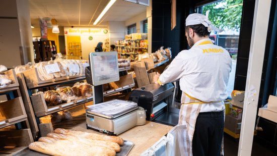 Man in bakkerij aan het werk